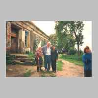 022-1254 Gross Koewe, 08. Juli 1994. Helmut Meson (weisses Hemd) vor dem Gutshaus Gross Koewe mit zwei der heutigen Bewohner.jpg